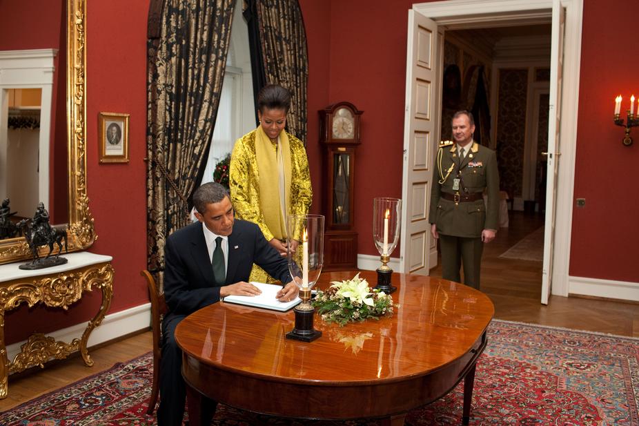 El presidente Barack Obama y la primera dama Michelle Obama firman el libro de visitas en el palacio real