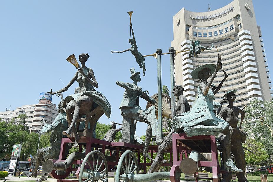 La escultura 'Carro con Payasos'